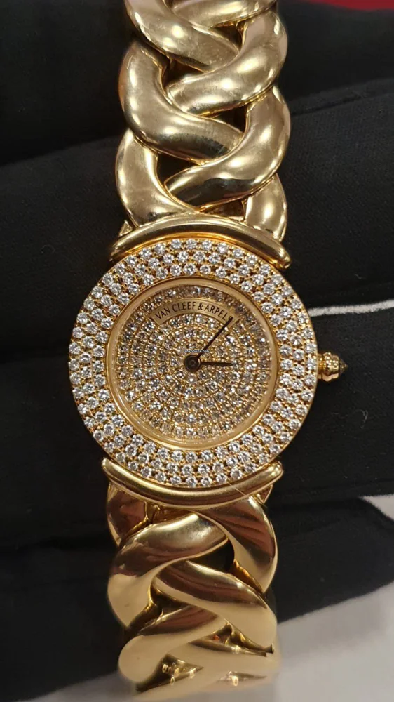 Van Cleef & Arpels Classic Ladies Quartz Diamond Dial 24,5 mm Yellow gold